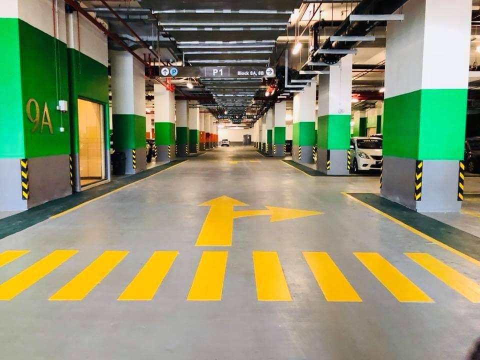 Drive lane with yellow arrow markings: grey epoxy, yellow markings