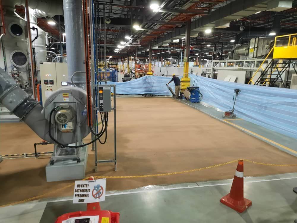 Beige PU screed laid in process plant: PU screed, tan/beige